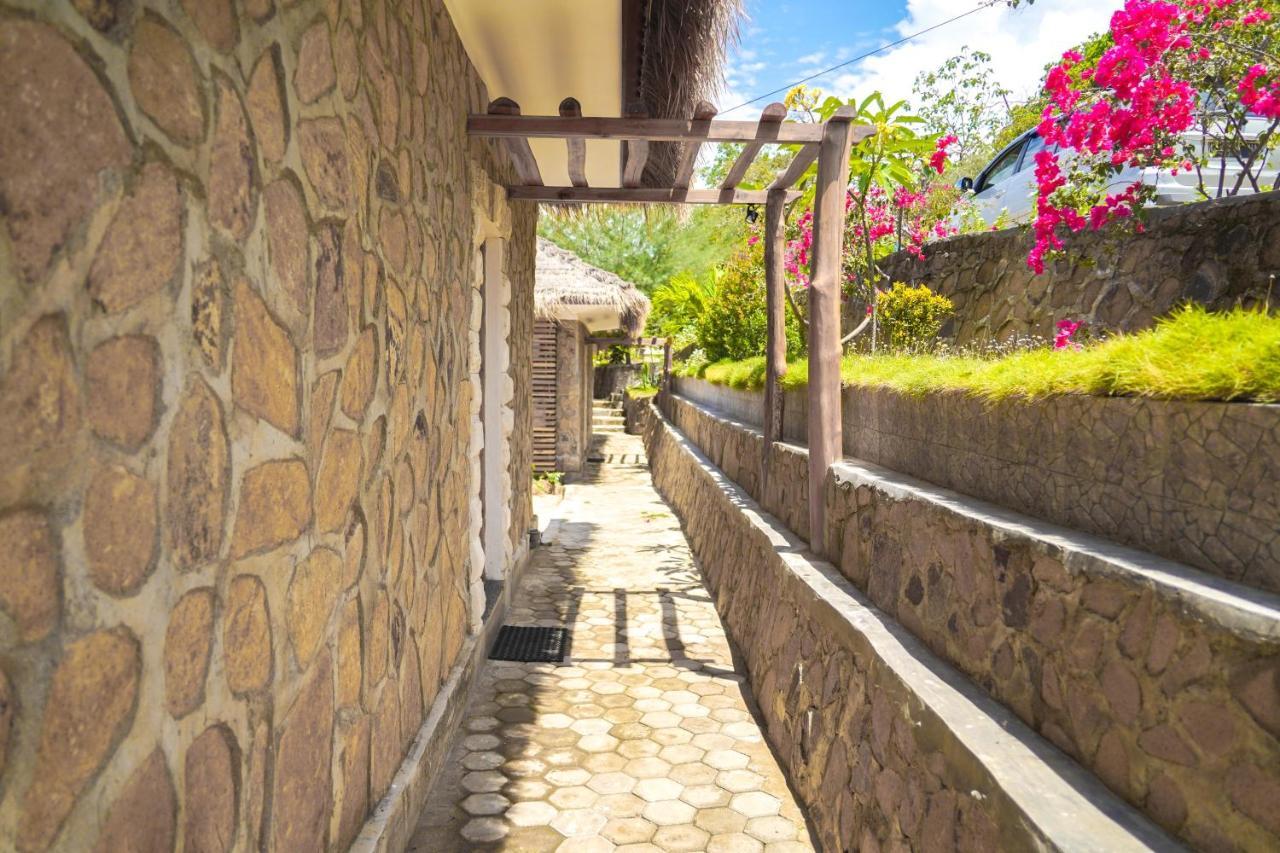 Theodor Hotel Labuan Bajo Bagian luar foto